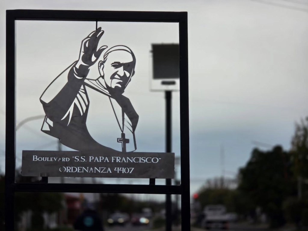 A un a&ntilde;o de la muerte del Papa Francisco, colocan cartel conmemorativo en un boulevard de la ciudad