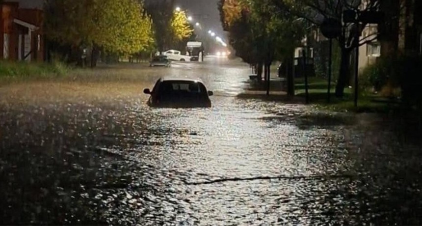 Fuertes lluvias causaron inundaciones en Coronel Su&aacute;rez