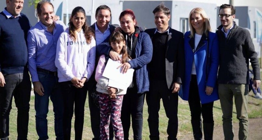 Kicillof encabezó la entrega de 62 viviendas en Florencio Varela 