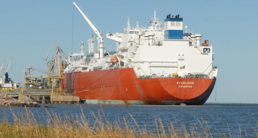 El Excelsior volvió a Bahía Blanca y ya ancló en el puerto