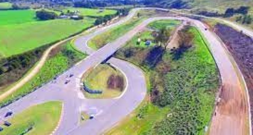 Kicillof suscribió un convenio para la puesta en valor del autódromo de Balcarce 