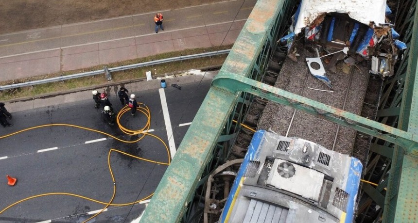 Dirigentes ferroviarios responsabilizaron al Gobierno nacional por el choque del tren San Martín