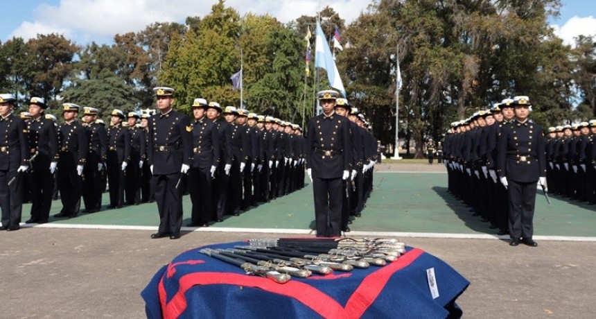 Cadetes de primer año de la Escuela Naval Militar recibieron sus uniformes y couteaux