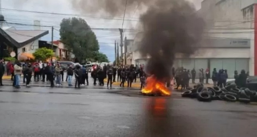 Misiones: no hubo acuerdo con los policías acuartelados y sigue el acampe