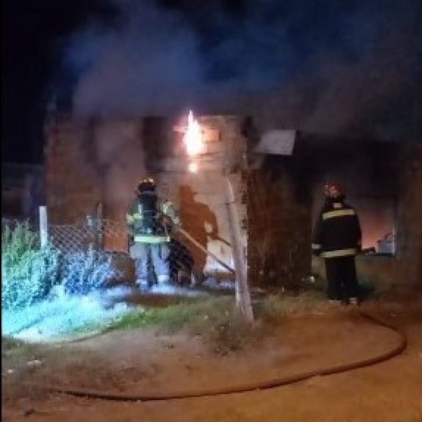 Feroz incendio destruyo una vivienda