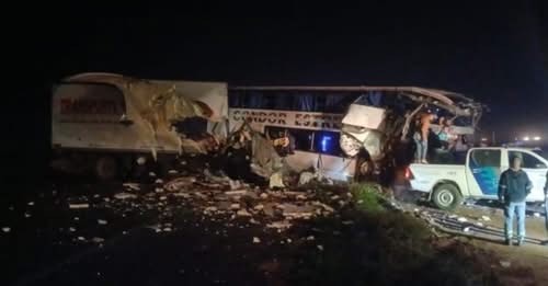 Impresionante choque entre un camión y un micro en la Ruta 3