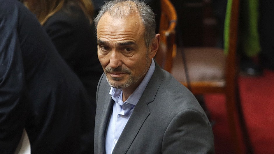 Un ex director de Anses denunció que los libertarios le pidieron el 10% del sueldo y una caja de champaña