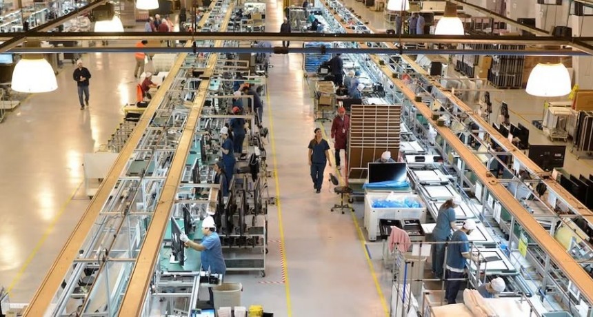 Paro total en la industria electrónica de Tierra del Fuego por la baja de aranceles a celulares importados