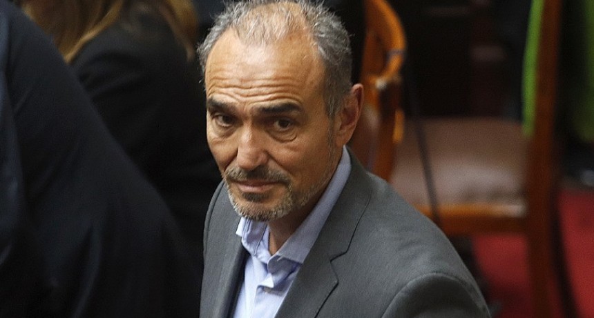 Un ex director de Anses denunció que los libertarios le pidieron el 10% del sueldo y una caja de champaña