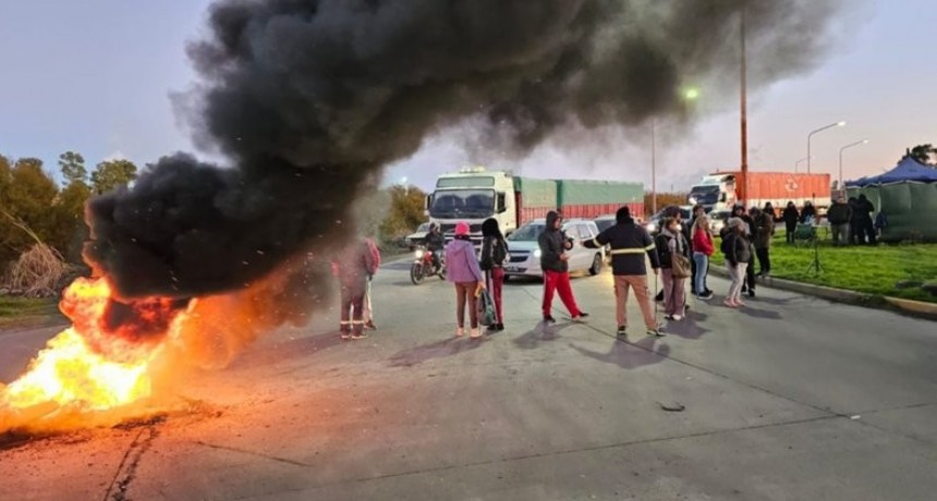 Segundo día de protesta en White: vecinos exigen obras y el pago completo de los subsidios