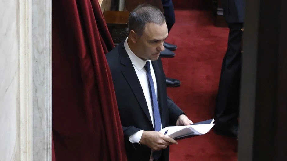 El contratista hundi&oacute; a Adorni: declar&oacute; que le pag&oacute; USD 245 mil en negro y pidio una pileta con cascada