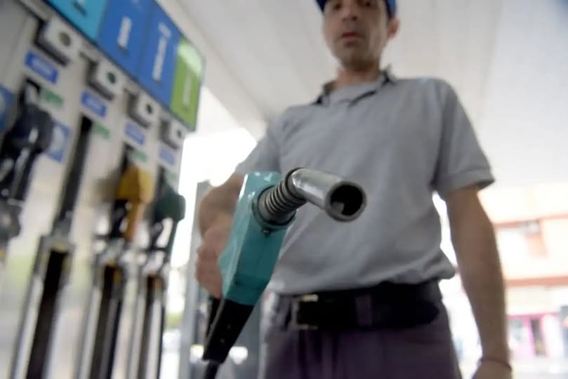 Fin del congelamiento: YPF eval&uacute;a una suba en los combustibles