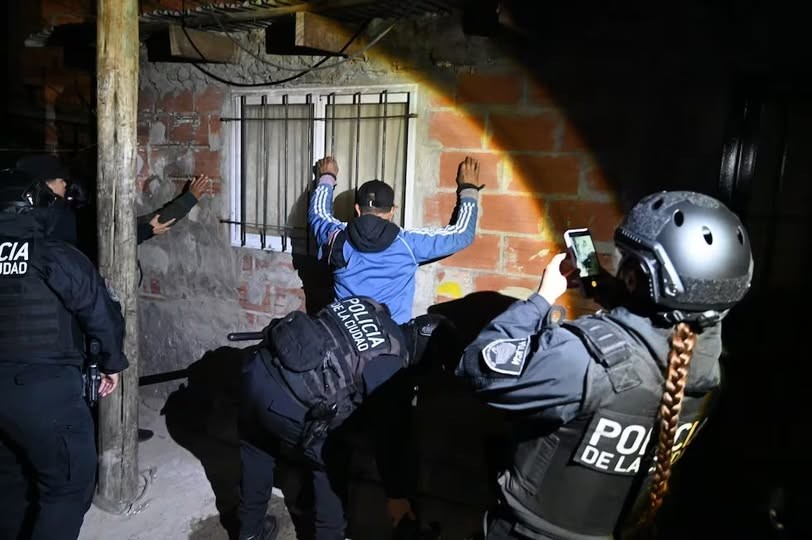 Megaoperativo en barrios populares: denuncian persecuci&oacute;n, allanamientos masivos y &ldquo;golpe medi&aacute;tico&rdquo;