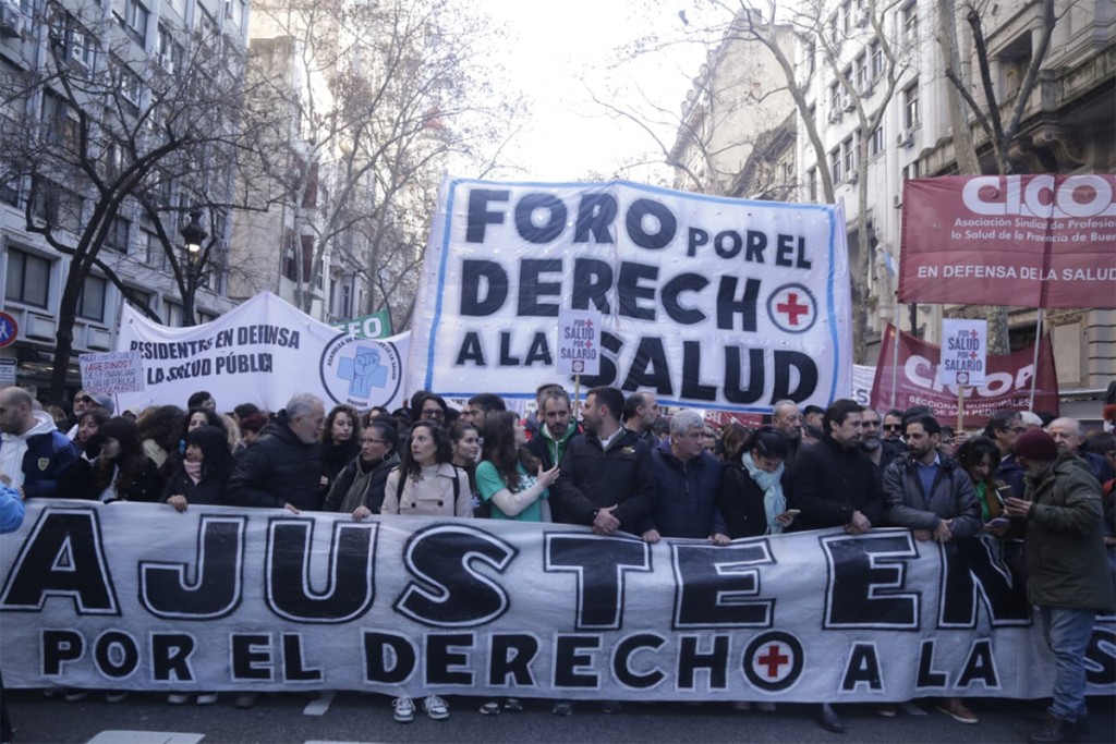 Se realiza la Marcha Federal en defensa de la Salud P&uacute;blica contra el ajuste de Milei