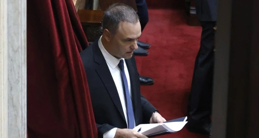 El contratista hundi&oacute; a Adorni: declar&oacute; que le pag&oacute; USD 245 mil en negro y pidio una pileta con cascada