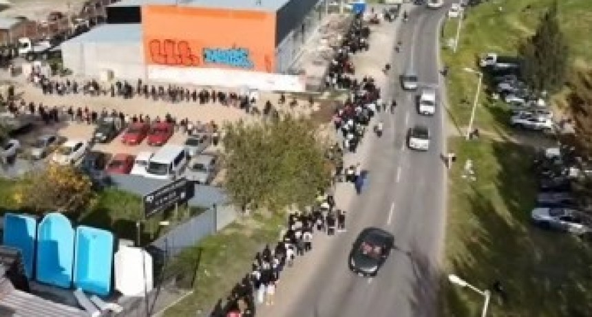 Crisis laboral en Moreno: m&aacute;s de dos mil personas hicieron diez cuadras de fila para conseguir empleo en un frigor&iacute;fico
