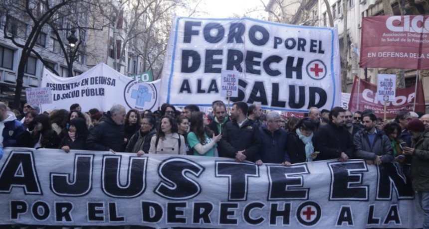 Se realiza la Marcha Federal en defensa de la Salud P&uacute;blica contra el ajuste de Milei