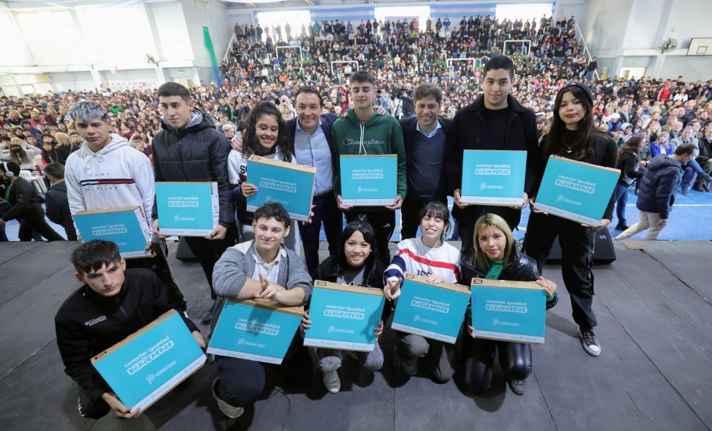 Kicillof entregó 2.150 computadoras a estudiantes de Florencio Varela