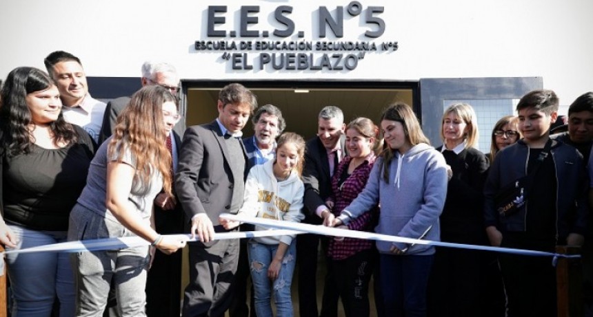 Kicillof inauguró un edificio escolar y entregó computadoras a estudiantes de General Belgrano