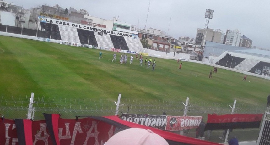 Sporting cerro el torneo con una derrota frente a Liniers y Renunció el técnico!!