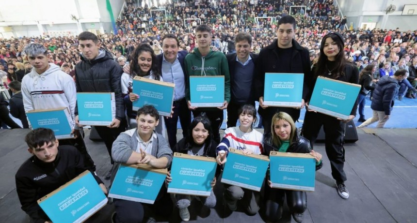 Kicillof entregó 2.150 computadoras a estudiantes de Florencio Varela