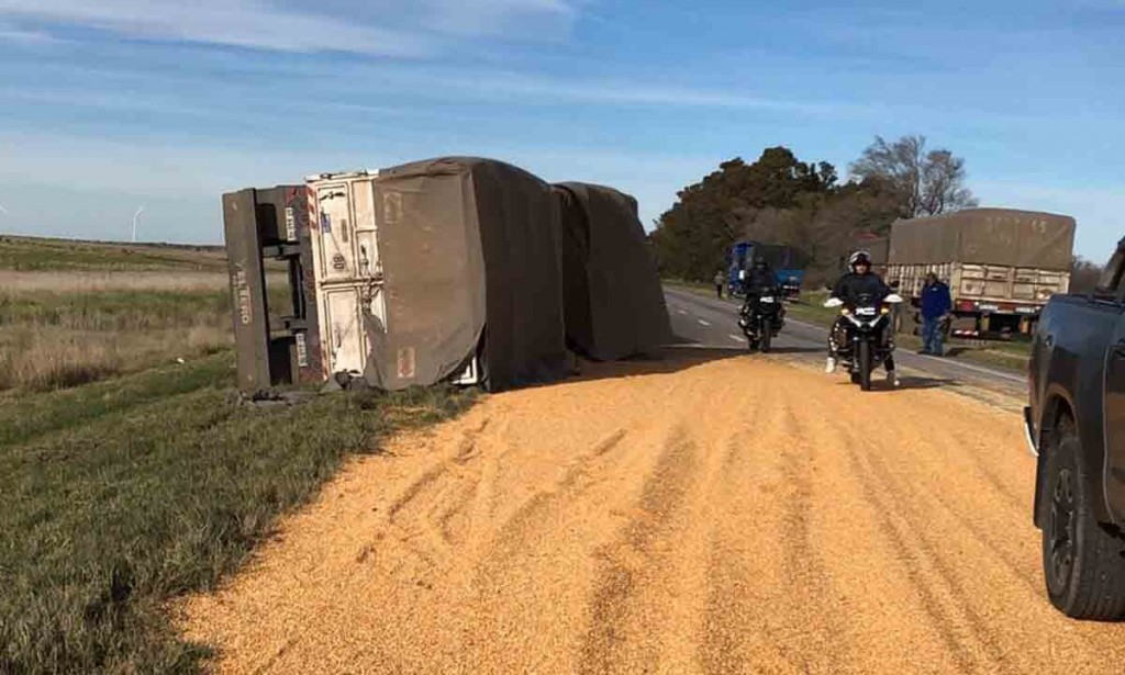 Ruta 33: volcó el acoplado de un camión cargado con cereal