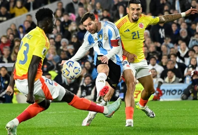 Con diez jugadores, la Selección argentina igualó ante Colombia por las Eliminatorias Sudamericanas