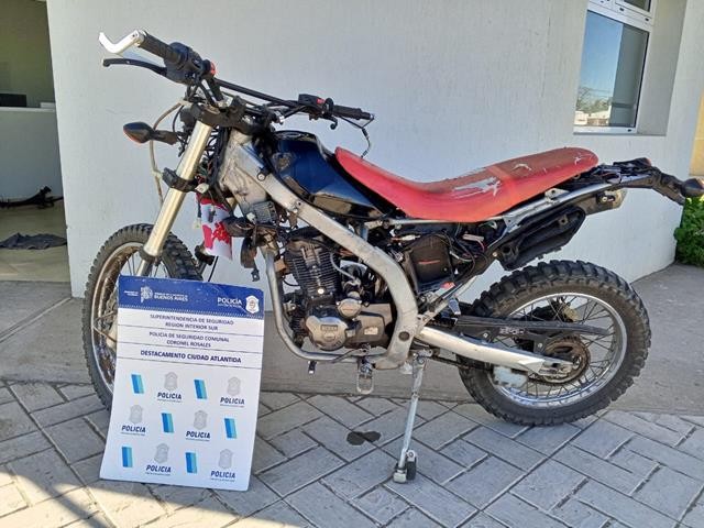 Recuperan moto en un descampado