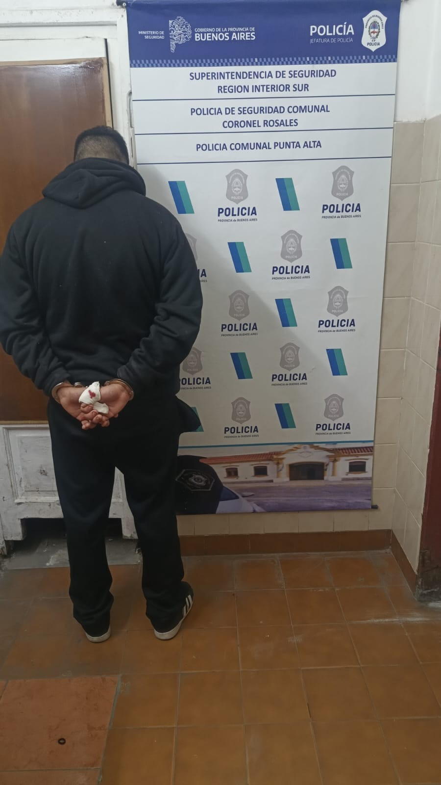 Ataco a su pareja rompiendo vidrio de su auto