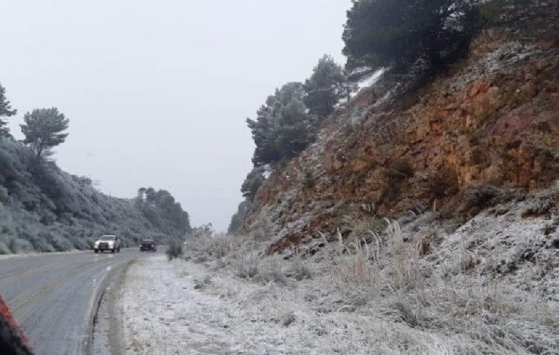 Piden extrema precaución para circular por la Ruta 76: presencia de hielo y un accidente en el Abra de la Ventana
