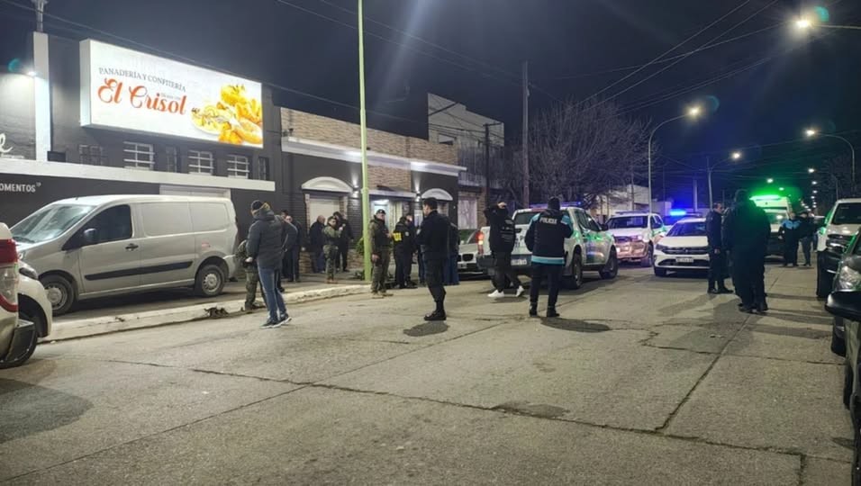 Violento episodio en una panadería de Noroeste: hirió y ató al propietario de una panadería y luego se quitó la vida