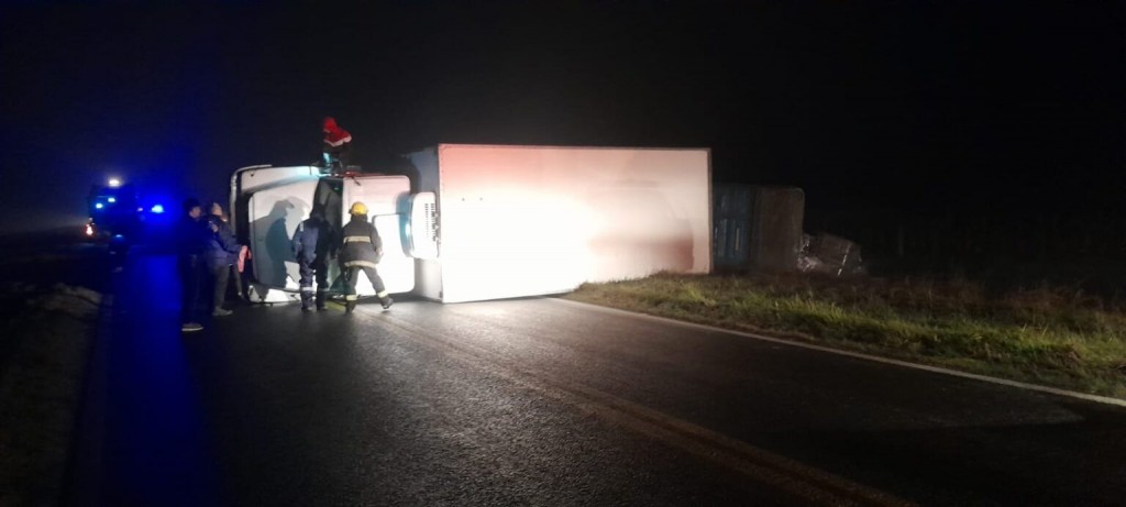 Despiste de camión en Ruta 3: la vía permanece momentáneamente obstruida