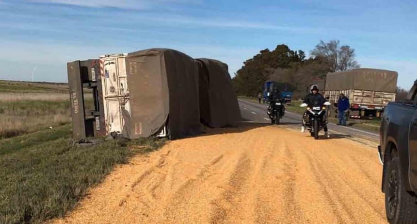Ruta 33: volcó el acoplado de un camión cargado con cereal