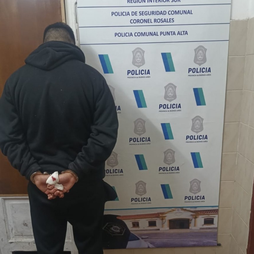 Ataco a su pareja rompiendo vidrio de su auto