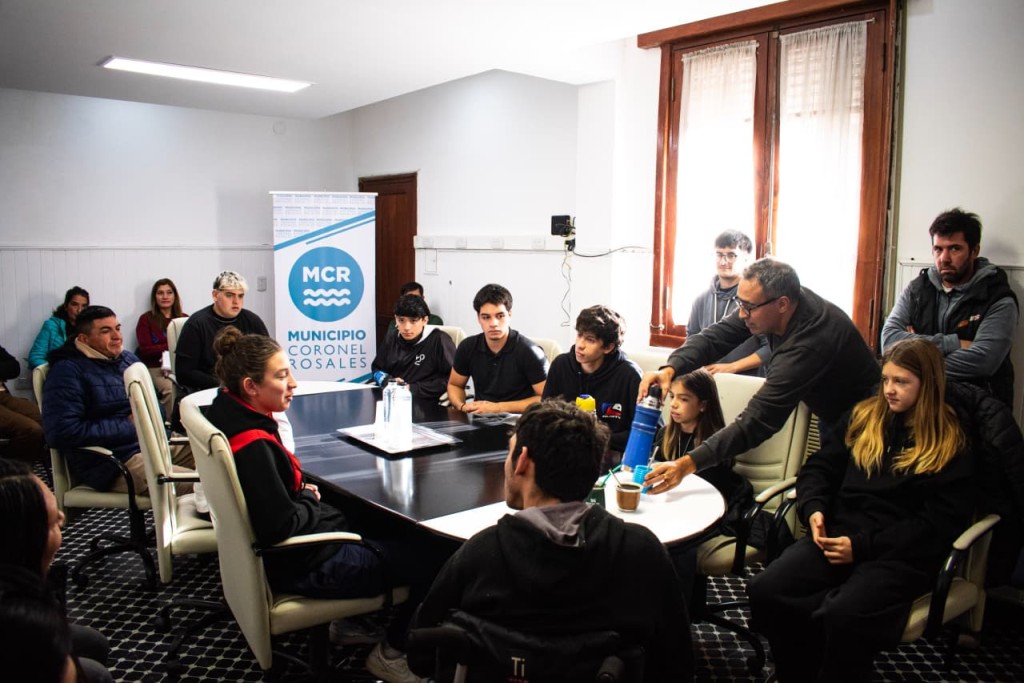 EL MUNICIPIO ENTREG&Oacute; LAS BECAS DEPORTIVAS 2026 PARA ACOMPA&Ntilde;AR EL  DESARROLLO DE DEPORTISTAS ROSALE&Ntilde;OS