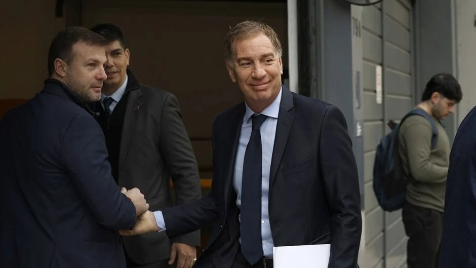 Crecen las versiones sobre la salida de Adorni y Santilli aparece como principal candidato para reemplazarlo