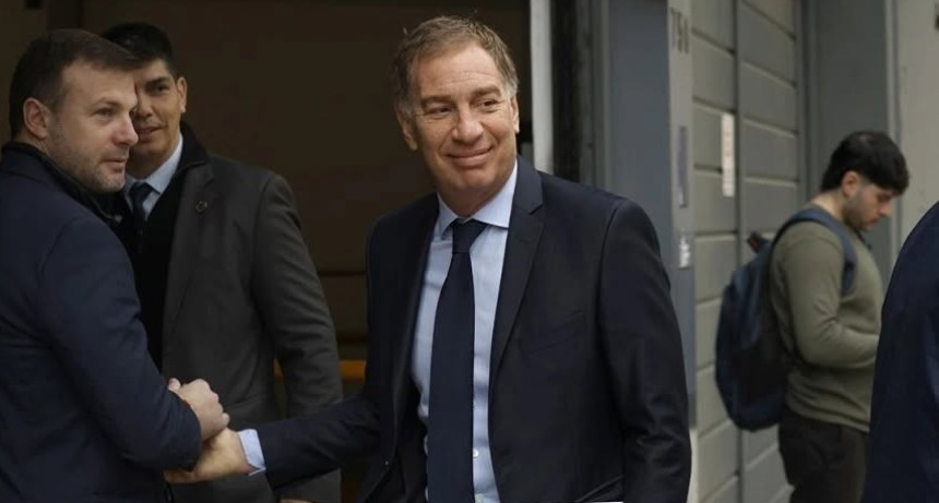 Crecen las versiones sobre la salida de Adorni y Santilli aparece como principal candidato para reemplazarlo