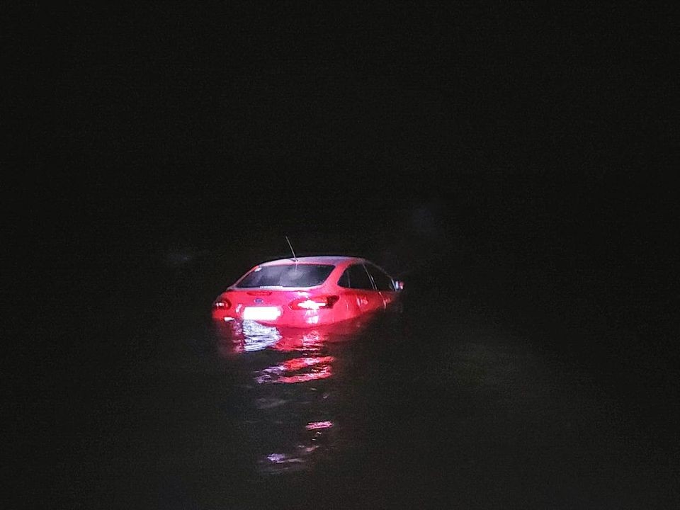 Automóvil  cae al agua en el Dique Paso de las Piedras durante una jornada de pesca.