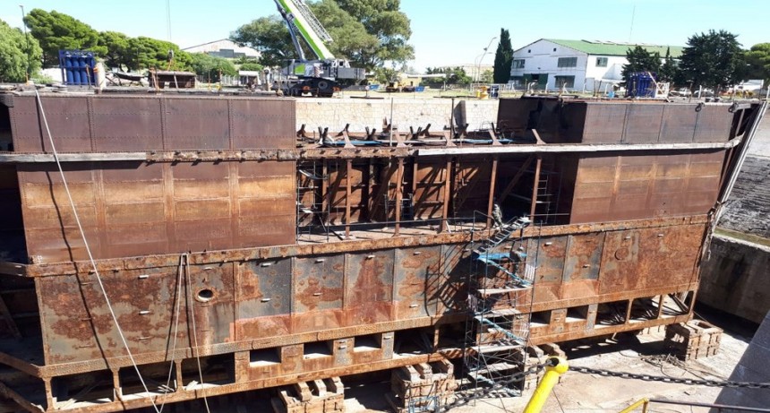 Botadura de la compuerta del Dique de Carena 2 del Arsenal Naval Puerto Belgrano