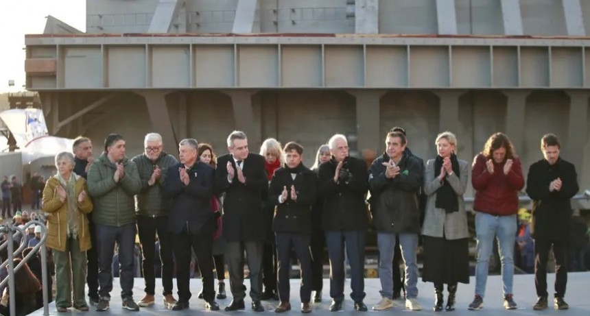 70° ANIVERSARIO DEL ASTILLERO RÍO SANTIAGO: Se realizó la botadura de una compuerta para el Arsenal Naval Puerto Belgrano
