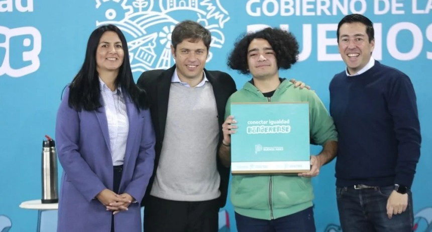 Kicillof entregó la computadora número 100 mil del programa Conectar Igualdad Bonaerense