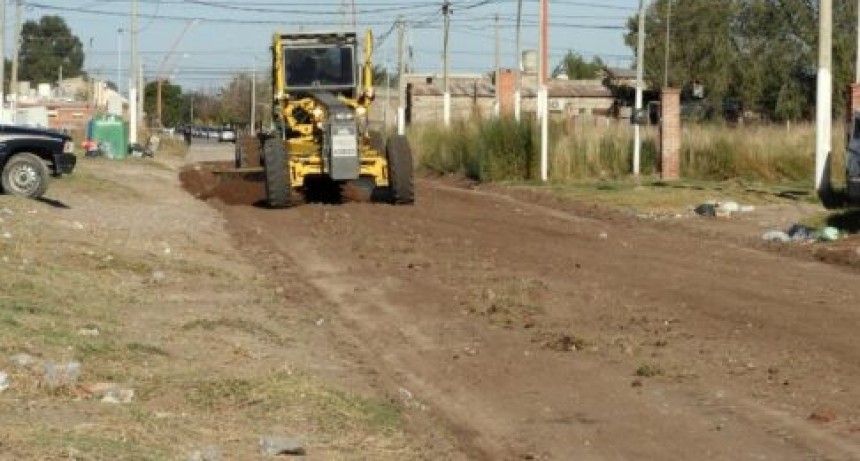 Continúa la reparación y mantenimiento de calles de tierra en distintos barrios y localidades 