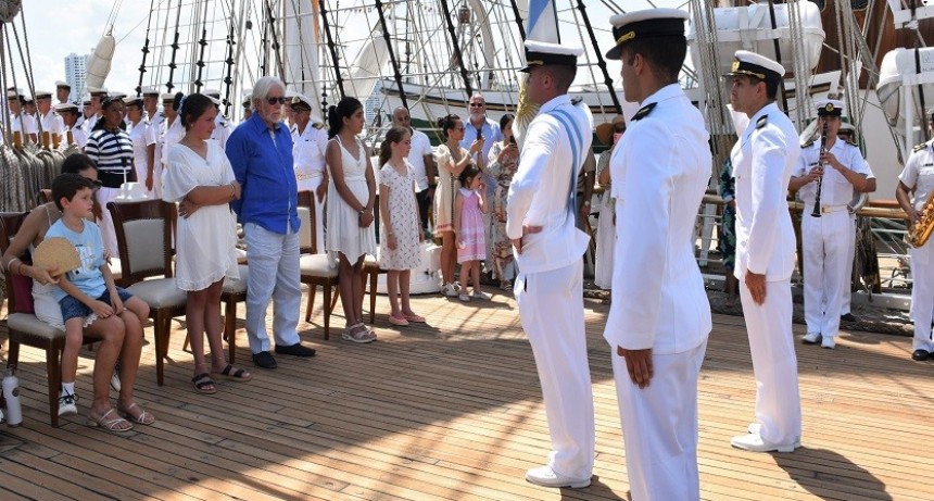 Argentinos residentes en Colombia prometieron lealtad a la bandera a bordo de la fragata ARA “Libertad”
