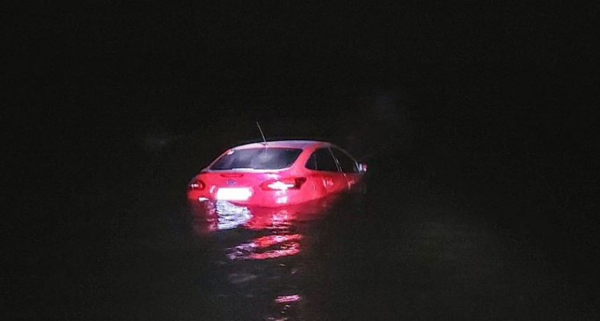 Automóvil  cae al agua en el Dique Paso de las Piedras durante una jornada de pesca.