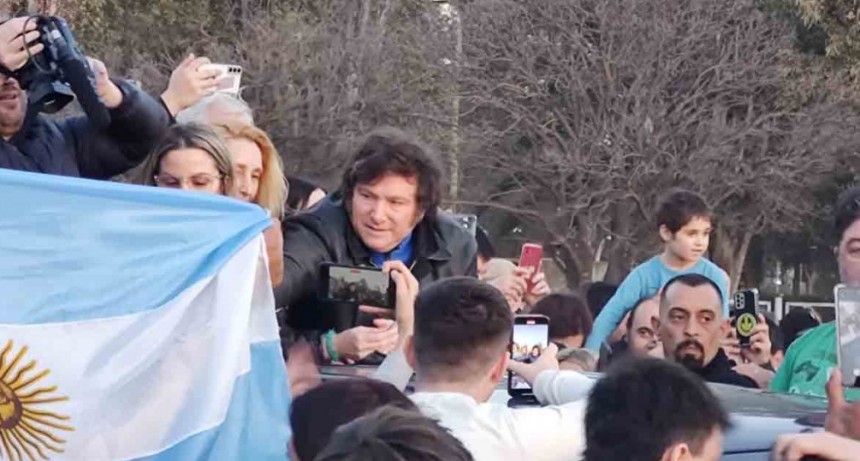 Una multitud escoltó la caravana de Milei en su llegada a Bahía