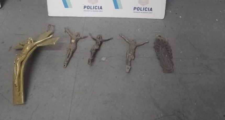 Encuentran Crucifijos y otros elementos en chatarrería.