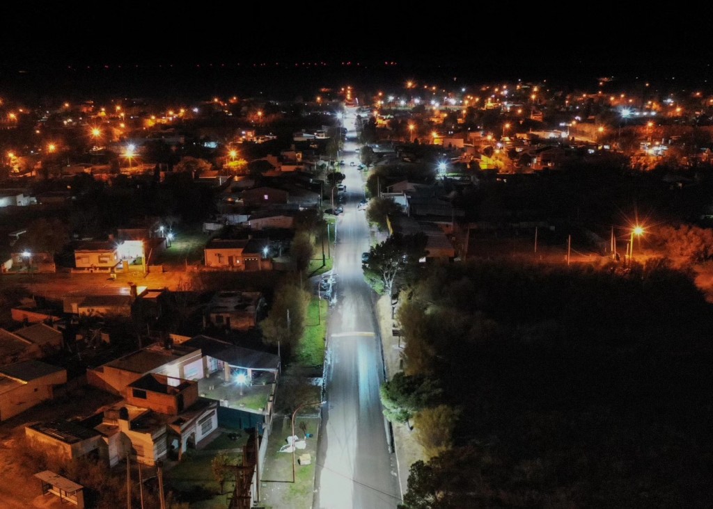 Colocación de luminarias LED en el acceso a Villa Arias