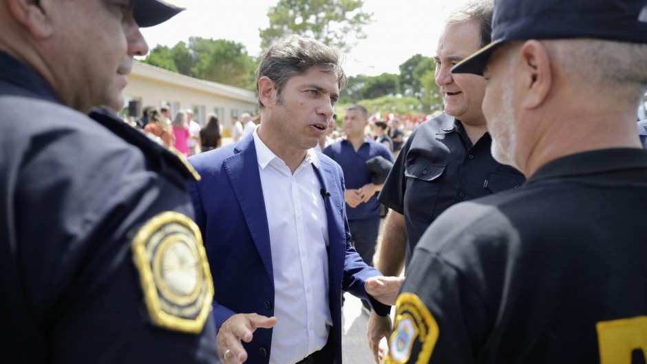 Kicillof echó a 24 oficiales de La Bonaerense por militar para Bondarenko, el candidato de Milei en el sur del conurbano