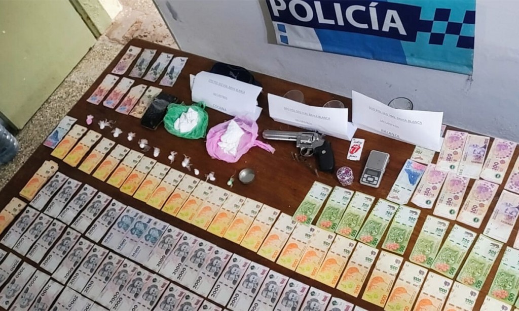 Detienen a un hombre que circulaba armado y con cocaína en el auto