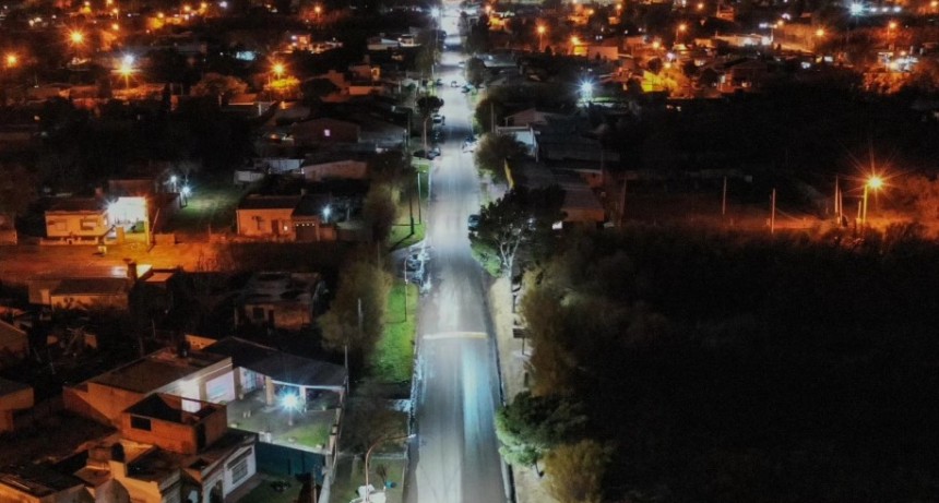 Colocación de luminarias LED en el acceso a Villa Arias